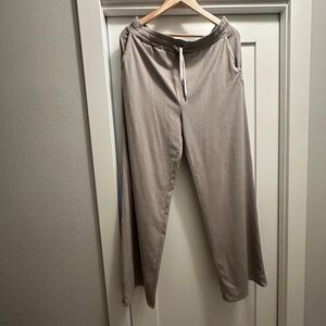 Vuori Halo Essential Wideleg size Large. Long leg